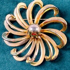 Vintage Gold Tone Raised Swirl Pinwheel Sunburst Brooch Pin MCM UNIQUE 2x2 Inch